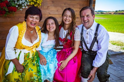 Vorschau Bild von Narumol, Jorafina, Jenny und Josef / Weiterer Text über ots und
www.presseportal.de/nr/6605 / Die Verwendung dieses Bildes ist für
redaktionelle Zwecke unter Beachtung ggf. genannter
Nutzungsbedingungen honorarfrei. Veröffentlichung bitte mit
Bildrechte-Hinweis.