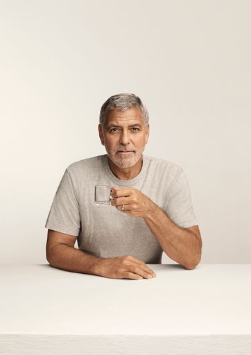  Die Kampagne „The Empty Cup" zeigt
Markenbotschafter George Clooney erstmals mit einer leeren
Kaffeetasse in der Hand.