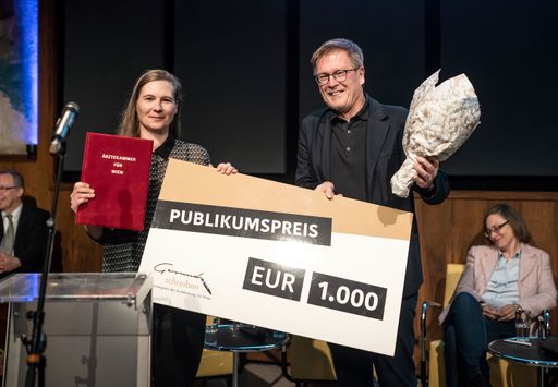 Literaturpreise der Wiener Ärztekammer „Gesund
schreiben 2022“ verliehen. Der mit 1.000 Euro dotierte
Publikumspreis ging an die in Berlin lebende Autorin Kirsten Fuchs.