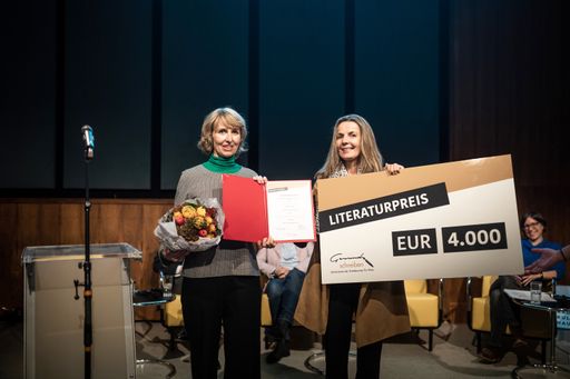 Vorschau Bild von Literaturpreise der Wiener Ärztekammer „Gesund
schreiben 2022“ verliehen. Die in Vorarlberg aufgewachsene und heute
in Augsburg lebende Autorin Christina Walker ist die Preisträgerin
des von der Ärztekammer für Wien zum dritten Mal vergebenen und mit
4.000 Euro dotierten internationalen Literaturpreises „Gesund
schreiben“.