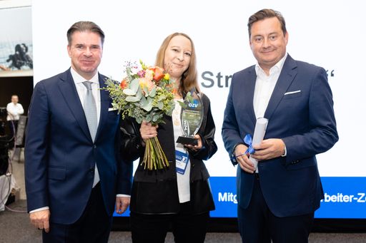  v.l.n.r.: ÖZV-Geschäftsführer Gerald Grünberger,
Daniela Purer, Head of Corporate Publishing WEKA Industrie Medien
GmbH und Nationalratsabgeordneter und Mediensprecher der ÖVP Kurt
Egger.