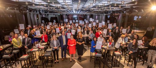  MMag. Dr. Susanne Raab, Bundesministerin für
Frauen, Familie, Integration und Medien, überreichte am 28.09.2022
das staatliche Gütezeichen an zertifiziert familienfreundliche
Unternehmen, Institutionen und Hochschulen.