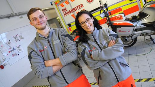 Vorschau Bild von Notfallsanitäterin Ann-Kathrin Fleißner und Rettungssanitäter
Peter Wolfrath von den Johannitern Regensburg / Weiterer Text über
ots und www.presseportal.de/nr/6605 / Die Verwendung dieses Bildes
ist für redaktionelle Zwecke unter Beachtung ggf. genannter
Nutzungsbedingungen honorarfrei. Veröffentlichung bitte mit
Bildrechte-Hinweis.