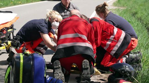 Vorschau Bild von Die Helidocs müssen sich um einen verunglückten Motorradfahrer
kümmern, der mit einem Reh kollidiert ist.. / Weiterer Text über ots
und www.presseportal.de/nr/6605 / Die Verwendung dieses Bildes ist
für redaktionelle Zwecke unter Beachtung ggf. genannter
Nutzungsbedingungen honorarfrei. Veröffentlichung bitte mit
Bildrechte-Hinweis.