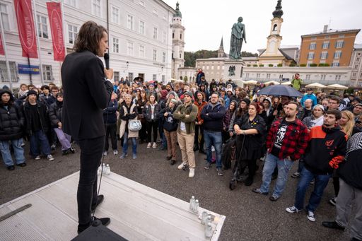 Dominik Wlazny besuchte im Zuge seiner "Red' ma drüber!"-Tour
auch Salzburg