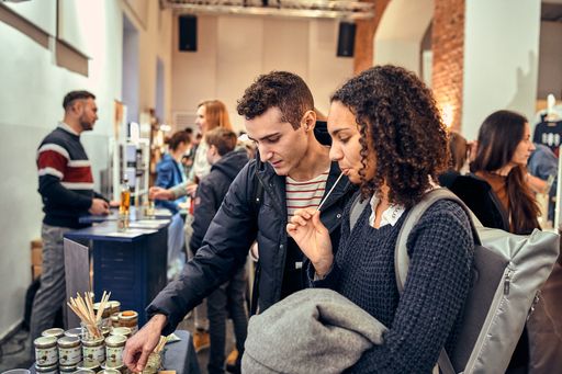 Vorschau Bild von zwei Personen probieren etwas an einem Stand am
Fesch'markt