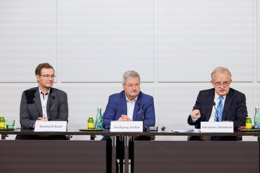 Vorschau Bild von https://www.apa-fotoservice.at/galerie/30642 im Bild von links
nach rechts:Dr.Raml,Dr.Andiel,Dr. Johannes Steinhart