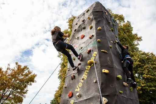 Vorschau Bild von Beim heutigen Solidaritätsrun der ASKÖ konnten die
Kinder auch auf unserem Kletterturm Kletterluft schnuppern.