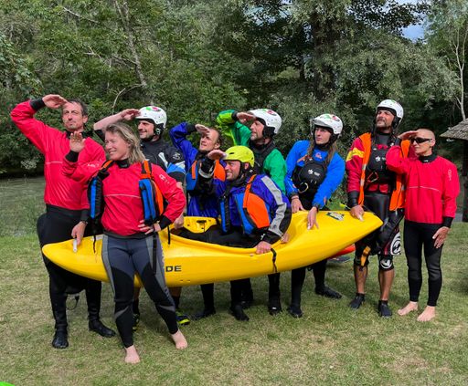Vorschau Bild von Bei der internationalen Wildwasserwoche in
Obervellach konnte eine Gruppe Beeinträchtigter Menschen im Kajak
Wildwasserluft schnuppern.