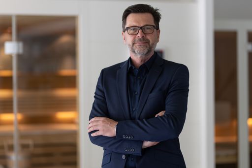 Vorschau Bild von Jürgen Klingenschmid, Geschäftsführer KLAFS
faszinieren an Manfred Baumanns Bilder die Klarheit, die
kontrastreiche Bildsprache und die ästhetische Komposition. KLAFS
stellt ebenfalls höchste Ansprüche an seine Produkte. Aufgrund
dieser Verbindung zwischen Künstler Manfred Baumann und dem
Wellnessausstatter KLAFS entstand die Austellung „Aestetica – die
sinnliche Wahrnehmung“ in den eleganten KLAFS-Showrooms.
