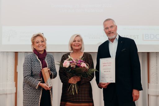 Katharina Turnauer und Franz Karl Prüller
überreichen Wanda Moser-Heindl die Auszeichnung "Stifterin des
Jahres 2022" in Namen des Vorstandes des Verbandes für
gemeinnütziges Stiften.