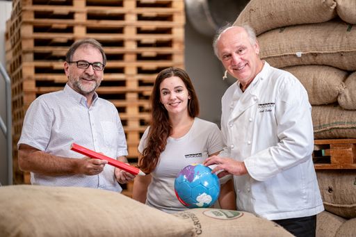 Feinste Schokolade in bester Bio-Qualität genießen
und damit benachteiligten Kindern auf Madagaskar den Wunsch nach
Schulbildung erfüllen. Das Projekt „Schokolade macht Schule“ von
Zotter-Schokolade und Jugend Eine Welt macht dies künftig möglich.
Ab sofort fließen 50 Cent pro verkaufter Tafel SchokoBanane von
Zotter in das Hilfsprojekt. So erhalten 770 Schulkinder eine warme
Mahlzeit und eine bessere Zukunft durch Bildung.