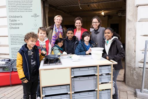 Ronja Grossar von überkochen mit Mag.a Claudia
Ertl-Huemer, Geschäftsfeldleiterin für Kindergarten- und Schulessen
bei GOURMET und Gabriel Roland, Direktor der VIENNA DESIGN WEEK mit
den Kindern und dem mobilen Küchenwagen.