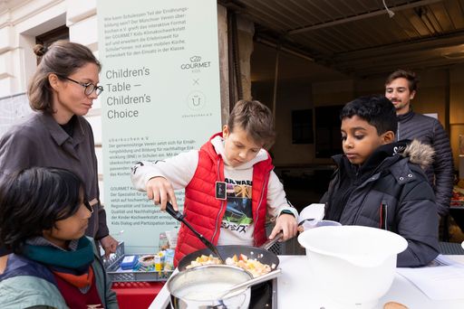 Vorschau Bild von Mit dem mobilen Küchenwagen lernen Kinder auf
spielerische Weise neue Lebensmittel und gesunde Ernährung kennen.