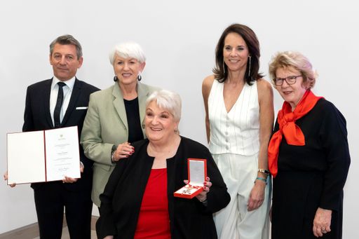 Vorschau Bild von Verleihung des Goldenen Ehrenzeichens der Republik
Östererich an Stefanie Werger im Künstlerhaus
