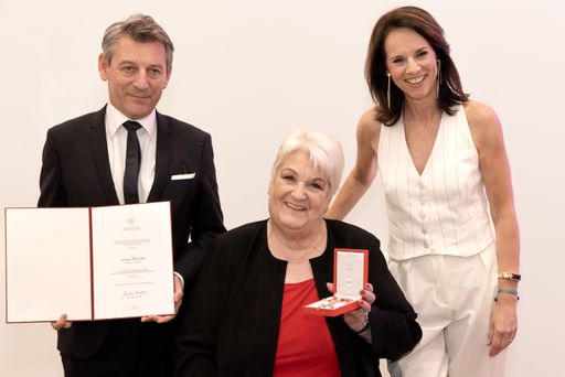 Vorschau Bild von Stefanie Werger erhält Goldenes Ehrenzeichen der
Republik Österreich