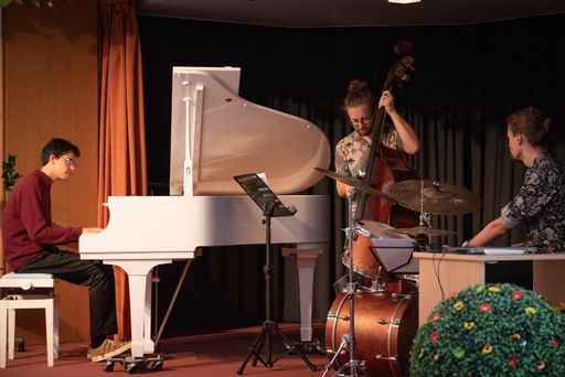 Vorschau Bild von Rund um den "Langen Tag der Flucht" finden in drei
Häusern in Kooperation mit "Life Music Now" musikalische
Darbietungen für die verschiedenen Bewohner*innen, Pensionist*innen
und Familien aus der Ukraine, statt. "Möglichkeiten zur Begegnung
der verschiedenen Bewohner*innen, von Jung und Alt, Pensionist*innen
und Familien, zu schaffen -soweit pandemiebedingt möglich- ist uns
ein besonderes Anliegen“, betont Mag. Christian Ellensohn, der die
Flüchtlingshilfe im KWP leitet.