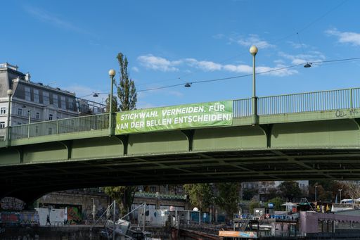  Grüne Jugend hängt Banner auf Aspernbrücke: "Stichwahl vermeiden,
für Van der Bellen entscheiden!"