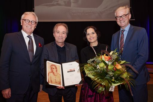  https://www.apa-fotoservice.at/galerie/30590 Im Bild:
Lavant-Preisträger Alois Hotschnig (2.v.l) mit Laudatorin Katja
Gasser (2.v.r), Werner Pietsch, KELAG (1.v.r.) und Hans Gasser,
Präsident der Internationalen Christine Lavant Gesellschaft (1.v.l)