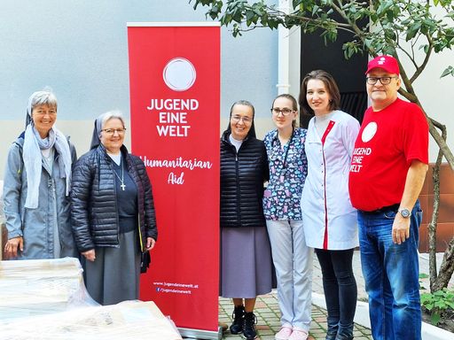 Wolfgang Wedan (Nothilfe-Koordinator von Jugend Eine Welt, ganz
rechts) bei der Übergabe der Jugend Eine Welt-Hilfslieferung an
Krankenhauspersonal vor dem Kinderkrankenhaus in Odessa.