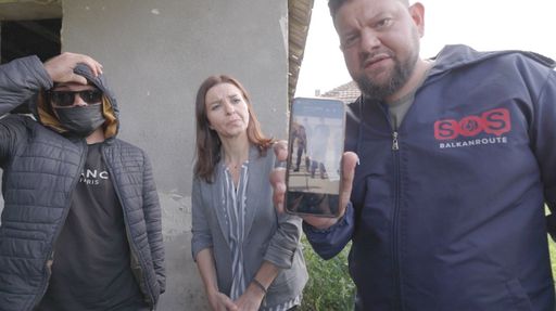 Vorschau Bild von Als man ihm die Fotos der österreichischen
Polizeiuniformen zeigte, nickte der Marokkaner mit dem Kopf: "Ja,
das sind sie".
