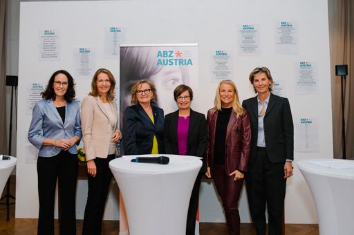  Kasia Greco, Vizepräsidentin der Wirtschaftskammer
Wien, Claudia Mischensky, Vize-Generalsekretärin der
Industriellenvereinigung, Manuela Vollmann, Geschäftsführerin
ABZ*AUSTRIA, Doris Schmidauer, Beraterin und Motivatorin, Doris
Rose, Geschäftsführerin der Firma Jones, Desirée Treichl-Stürgkh,
ehemalige Opernballorganisatorin und Verlegerin (v.li.n.re.)