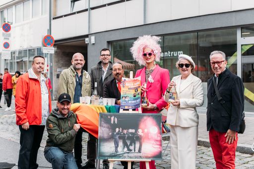  Auf dem Simmeringer Straßenfest war die SoHo
Simmering mit einem eigenen Stand präsent und wir haben dann
Sparkling Queer vom Bioweingut Lenikus ausgeschenkt.