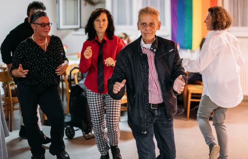 Vorschau Bild von Tanzlehrerin und Vereinsobfrau Karin Erhart beim
Unterricht