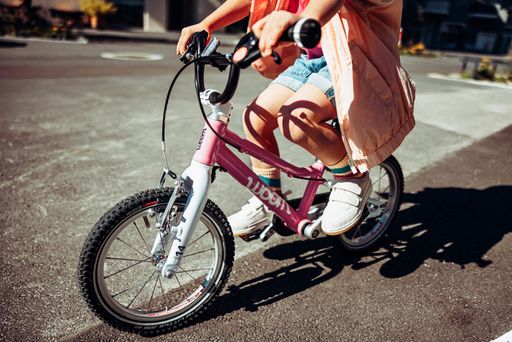 Für kunterbunten Radspaß sorgt der Kinder- und
Jugendfahrradhersteller woom mit einer limitierten Sonderedition
seines woom ORIGINAL in der Farbe POWER PINK. Die pinken Fahrräder
in sechs Größen sind ab sofort exklusiv im woom Online-Shop
erhältlich – allerdings nur solange der Vorrat reicht.