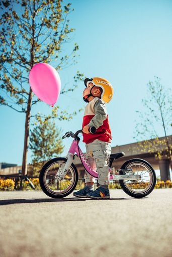 Vorschau Bild von Für kunterbunten Radspaß sorgt der Kinder- und
Jugendfahrradhersteller woom mit einer limitierten Sonderedition
seines woom ORIGINAL in der Farbe POWER PINK. Die pinken Fahrräder
in sechs Größen sind ab sofort exklusiv im woom Online-Shop
erhältlich – allerdings nur solange der Vorrat reicht.
