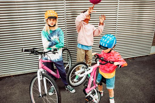 Vorschau Bild von Für kunterbunten Radspaß sorgt der Kinder- und
Jugendfahrradhersteller woom mit einer limitierten Sonderedition
seines woom ORIGINAL in der Farbe POWER PINK. Die pinken Fahrräder
in sechs Größen sind ab sofort exklusiv im woom Online-Shop
erhältlich – allerdings nur solange der Vorrat reicht.