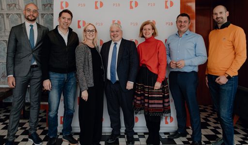 Am Dienstag, 4.10.2022, wurde die P19
Payment-Studie zum mittlerweile fünften Mal präsentiert. Im Bild:
(v.l.n.r.): Vlado Galevski (netcetera), Gerald Gruber (bunq/P19),
Ruth Moss (CRIF), Wolfgang Haunold (Oesterreichische Nationalbank),
Birgit Kraft-Kinz (KRAFTKINZ/P19), Christian Pirkner (Bluecode) und
Martin Sprengseis (bluesource/P19).