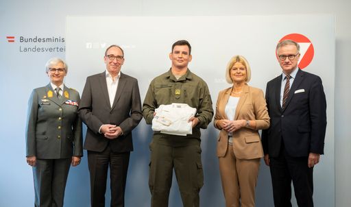 Vorschau Bild von 04 10 2022 Pressekonferenz zur Aufnahme
Militärischer Medizinstudenten 2022 mit BM Johannes Rauch