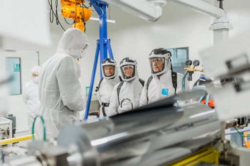 Die Cellforce Group (CFG) und Dürr haben heute in
Bietigheim-Bissingen eine Hightech-Beschichtungsanlage für
Hochleistungs-Batteriezellen in Betrieb genommen. V.l.n.r.: Dr.
Markus Gräf (Managing Director/COO Cellforce), Michael Steiner
(Board Member Porsche AG responsible for R&D) und Dr. Jochen
Weyrauch (CEO Dürr AG) in Sicherheitskleidung. / Weiterer Text über
ots und www.presseportal.de/nr/164780 / Die Verwendung dieses Bildes
ist für redaktionelle Zwecke unter Beachtung ggf. genannter
Nutzungsbedingungen honorarfrei. Veröffentlichung bitte mit
Bildrechte-Hinweis.
