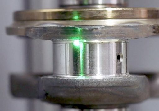  Laserstrahl misst Einhärtetiefe einer Kurbelwelle