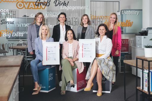  VITAVO Team mit Zertifikaten ISO 9001 + ISO/IEC
27001: v.l.n.r. Katrin Strassegger, Petra Herzer, Katja Kröll, Karin
Heschl-Polzhofer, Birgit Kropf, GF Katharina Heil, Julia Buchberger;