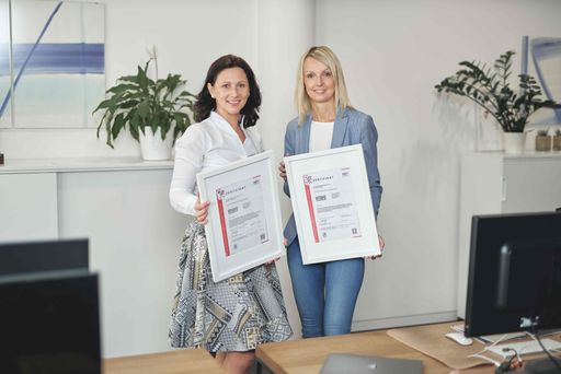 Vorschau Bild von VITAVO Geschäftsführerin Katharina Heil und Petra
Herzer mit Zertifikaten ISO 9001 und ISO/IEC 27001