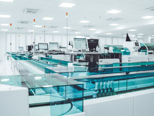 Vorschau Bild von Die Laborstraße besteht aus einer der größten Cobas
Connection Modules (CCM) Lösungen in Europa.