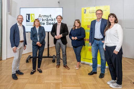 v.l.n.r : Dr. med. univ. Thomas Wochele-Thoma MSc,
Bac. Medizinischer Leiter Caritas, a.o.Univ. Prof.in Dr.in Beate
Wimmer-Puchinger, Präsidentin des Berufsverbands Österreichischer
PsychologInnen, Mag. Martin Schenk, stv. Direktor Diakonie
Österreich, Mitbegründer der Armutskonferenz, Elisabeth Anselm,
Geschäftsführerin Hilfswerk, PDoz. Dr. med.univ. Günter Klug,
Präsident pro mente austria, Mag.a Daniela Kern-Stoiber, MSc
Geschäftsführerin bOJA Dachverband off ene Jugendarbeit
