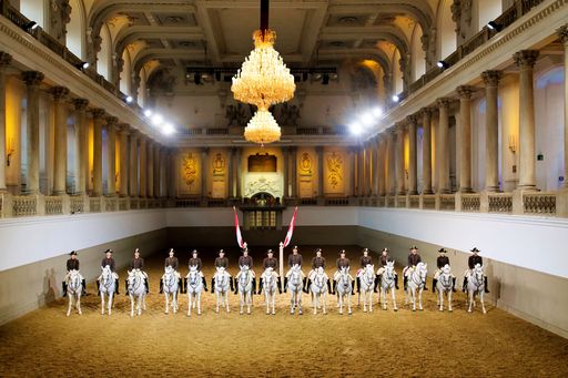 Das Team der Bereiterinnen und Bereiter und
Lipizzaner der Spanischen Hofreitschule in der barocken
Winterreitschule