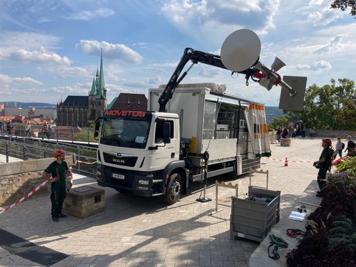 Vorschau Bild von Anstatt 18 Kilometer Kabel zu verlegen, konnte das
MOVETOS-Team mit nur 20 Masten die Sicherheit für – Besucher:innen
und das gesamte Publikum - um ein Vielfaches erhöhen.
