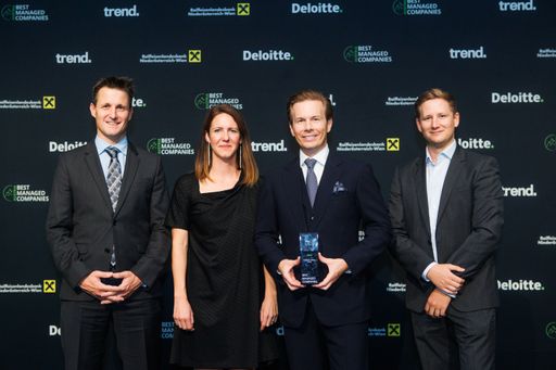 Markus Handler und Kollegen mit Award