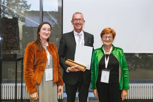 (v.l.n.r.): Tjaša Cankar (IEDC - Bled School of
Management), MCI Rektor Andreas Altmann, CEEMAN Präsidentin Danica
Purg ©CEEMAN
