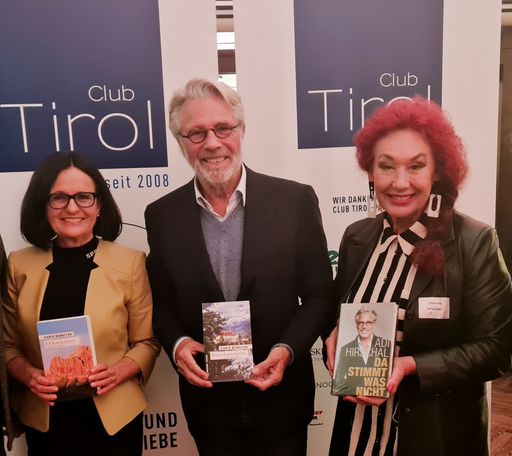 Vorschau Bild von v.l.: die Tiroler Autoren Sigrid Neureiter und Adi
Hirschal mit der Organisatorin der Club Tirol-Lesereihe, Charlotte
Sengthaler