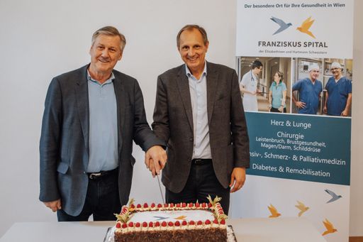Vorschau Bild von Erich Hohenberger, Bezirksvorsteher des 3. Bezirks
und Franziskus Spital Geschäftsführer Mag. Martin Steiner schneiden
gemeinsam die Geburtstagstorte im Franziskus Spital Landstrasse an.