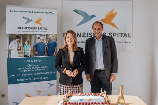 Vorschau Bild von Auch im Franziskus Spital Margareten wurde mit
einer Torte das 5-jährigen Jubiläum gefeiert: Maga Silvia Janković,
MA, Bezirksvorsteherin im 5. Bezirk und Mag. Martin Steiner,
Geschäftsführer Franziskus Spital.