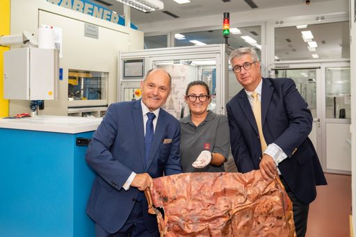 Nationalratspräsident Wolfgang Sobotka und
Generaldirektor Mag. Gerhard Starsich begutachten mit einer Münzerin
ein Stück Kupfer vom Parlamentsdach.