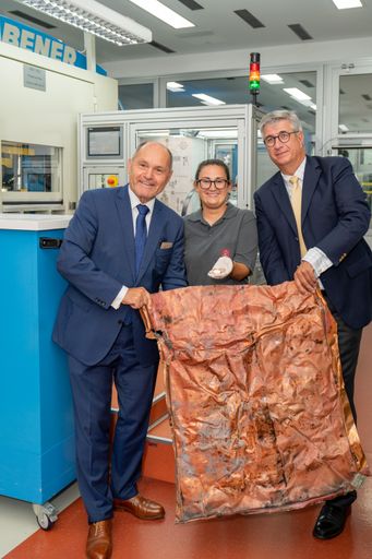 Vorschau Bild von Nationalratspräsident Wolfgang Sobotka
Generaldirektor Mag. Gerhard Starsich begutachten unter Anleitung
einer Münzerin ein Stück Parlamentsdach