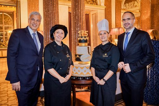 Die Jubiläumstorte bei Gerstners Zeitreise, im K. u. K.
Hofzuckerbäcker im Palais Todesco, mit (v.l.n.r.) Herbert Fuchs,
Geschäftsführer GMS GOURMET GmbH, Alexandra Ledermüller, Leiterin
Gerstner Backstube, Manuela Brückmann, Leiterin Gerstner Confiserie,
Mag. Gerald Hackl, Vorstandsvorsitzender der VIVATIS Holding AG