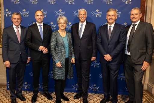 Vorschau Bild von v.l.n.r. Dr. Heinrich Schaller (CEO Vorstand Raiffeisenlandesbank
Oberösterreich), Mag. Gerald Hackl (Vorstandsvorsitzender der
VIVATIS Holding AG), Dr. Petra Bohuslav (Kaufmännische
Geschäftsführerin der Wiener Staatsoper), Herbert Fuchs mit Mag.
Johann Pinterits und DI Hannes Hasibar (Geschäftsführer der GMS
GOURMET GmbH)
